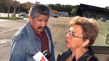 americateve | Sandra y Alvaro Zea hablan con los reporteros afuera de la Corte Federal de Distrito en Central Islip, Nueva York, tras el arraigo de su hijo Marcos Alonso Zea, de 25 a&ntilde;os, el viernes 18 de octubre de 2013. Marcos Alonso Zea, nacido en Estados Unid
