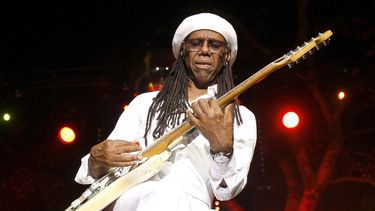 ARCHIVO - El guitarrista Nile Rodgers de Chic se presenta en el Festival de Jazz de los 5 Continentes, en Marsella, Francia, el 20 de julio de 2013. Rodgers, compositor estadounidense y cofundador de la influyente banda de música disco de la década de 1970 Chic, y el compositor y director de orquesta finlandés Esa-Pekka Salonen ganaron el Premio Polar de Música 2024, anunció el jurado el 12 de marzo de 2024. (Foto AP/Claude Paris, file)