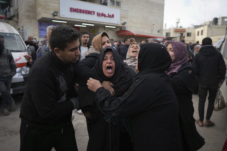 Mujeres palestinas lloran a sus parientes asesinados en el bombardeo israelí sobre la Franja de Gaza, en el Hospital Mártires de Al-Aqsa en Deir al Balah, el domingo 5 de enero de 2025. (AP Foto/Abdel Kareem Hana)