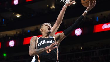 Murray conecta un par de tiros libres al final y Hawks ganan