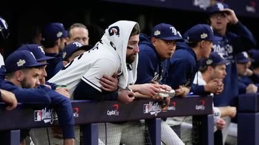 Los Rays de Tampa Bay durante el noveno inning del quinto juego de la Serie Mundial contra los Cerveceros de Milwaukee, el miércoles 28 de octubre de 2026, en St. Petersburg, Florida. (AP Foto/Ashley Landis)