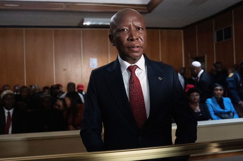 Julius Malema, líder del partido Economic Freedom Fighters (EFF), durante una vista judicial previa a su sentencia, en East London, Sudñafrica, el 15 de abril de 2026. (AP Foto/STR)