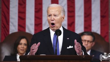 ARCHIVO - El presidente Joe Biden pronuncia el discurso sobre el Estado de la Unión ante una sesión conjunta del Congreso en el Capitolio, el 7 de marzo de 2024, en Washington. (Shawn Thew/Pool via AP, Archivo)
