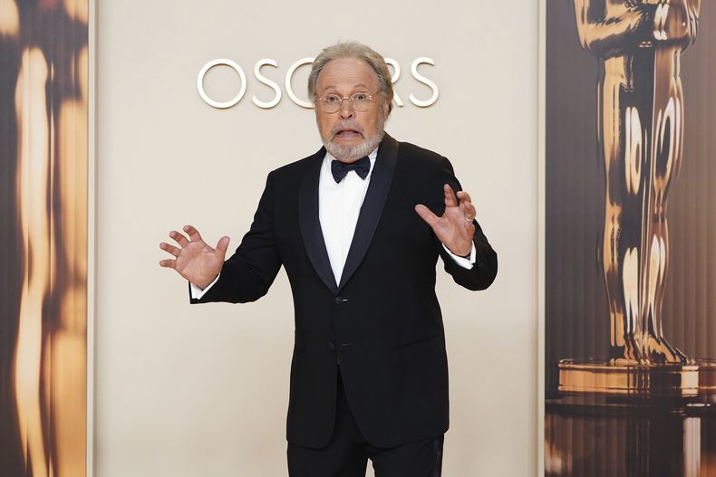 Billy Crystal posa en la sala de prensa de los Premios Oscar el domingo 2 de marzo de 2025 en el Teatro Dolby de Los Ángeles. (Foto, Jordan Strauss/Invision/AP)