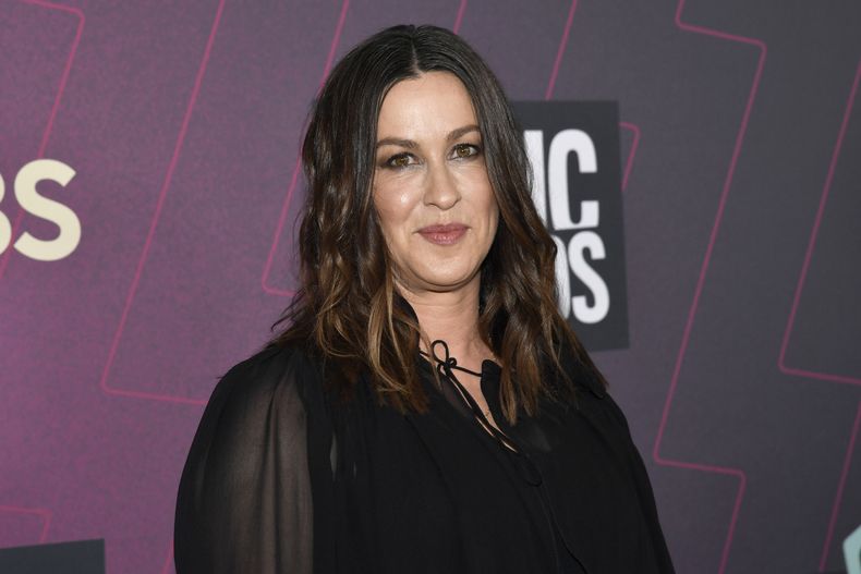 ARCHIVO - Alanis Morissette llega a los CMT Music Awards en Austin, Texas, el 2 de abril de 2023. (Foto Evan Agostini/Invision/AP, archivo)