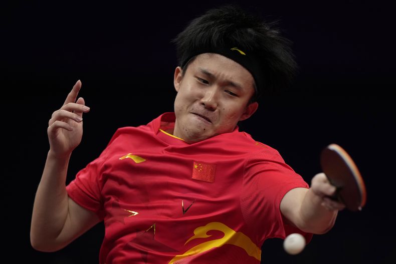 ARCHIVO - El chino Wang Chuqin devuelve ante el hongkonés Wong Chun Ting durante el duelo de semifinales del tenis de mesa de los Juegos Asiáticos, el 2 de octubre de 2023, en Hangzhou, China. (AP Foto/Ng Han Guan)