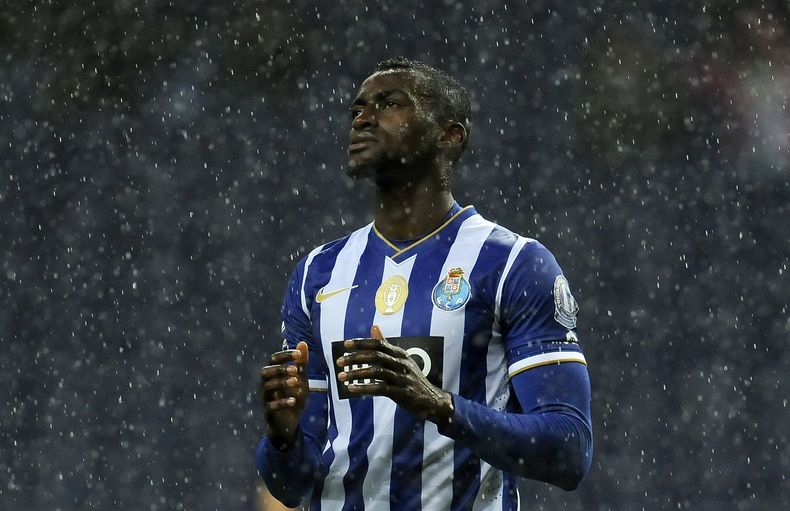 El jugador colombiano del Porto, Jackson Mart&iacute;nez, gesticula en un partido contra Pacos Ferreira en la liga portuguesa el domingo, 9 de febrero de 2014, en Porto, Portugal. (AP Photo/Paulo Duarte)