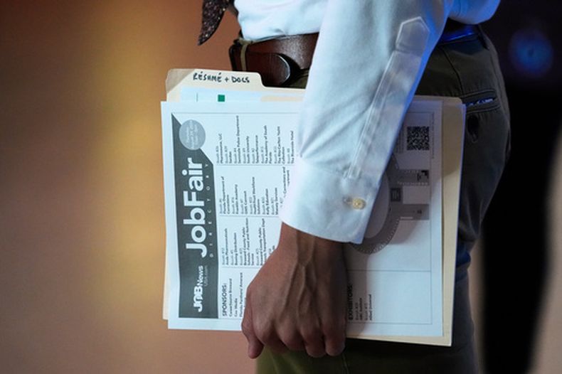 Una persona participa en una feria de empleo en Sunrise, Florida, el 29 de agosto del 2024. (AP foto/Lynne Sladky)