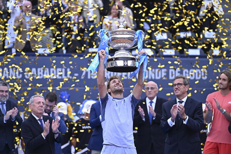 El noruego Casper Ruud levanta el trofeo al ganar el Abierto de Barcelona al superar 7-5, 6-3 al griego Stefanos Tsitsipas el domingo 21 de abril del 2024. (AP Foto/Joan Monfort)