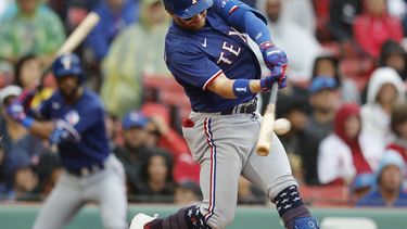 Robbie Grossman de los Rangers de Texas batea un doble remolcador en la cuarta entrada del juego ante los Medias Rojas de Boston el martes 4 de julio del 2023. (AP Foto/Michael Dwyer)