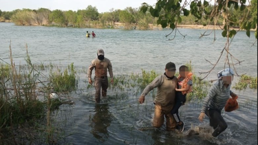 oficiales mexicanos rescatan a una cubana y su hijo de siete anos de la corriente del rio bravo