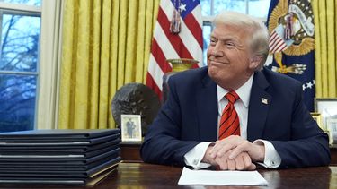 El presidente de Estados Unidos, Donald Trump, habla con reporteros mientras firma órdenes ejecutivas en el Despacho Oval de la Casa Blanca, en Washington, el 10 de febrero de 2025. (Foto/Alex Brandon)