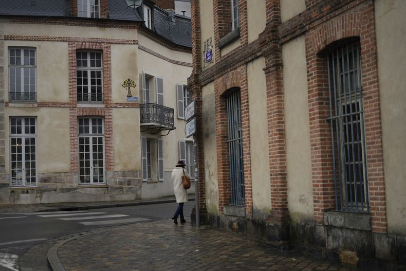 Un mosaico del artista francés Invader, arriba al centro, en una calle de Fontainebleau, al sur de París, el jueves 29 de febrero de 2024. Invader, uno de los artistas franceses más internacionales, ha pegado mosaicos en las paredes de la capital francesa, el mundo e incluso los ha llevado a la Estación Espacial Internacional. (Foto AP/Thibault Camus)