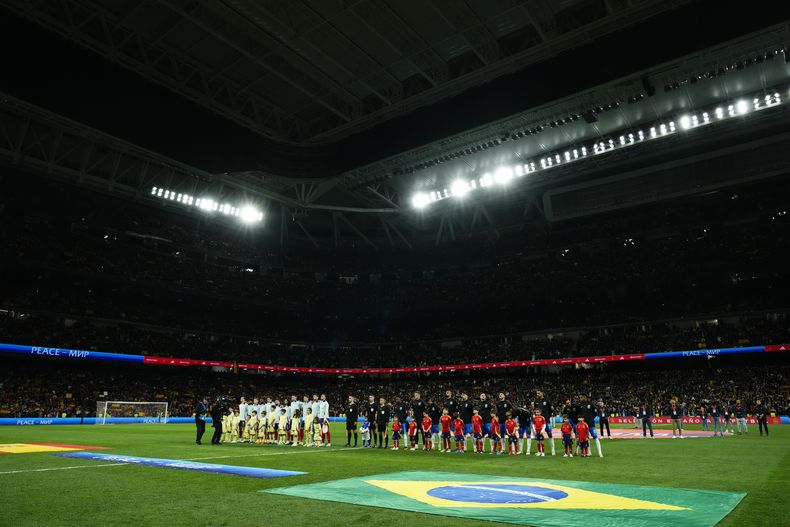 Los jugadores de Brasil y España previo a un partido amistoso en el estadio Santiago Bernabéu en Madrid, el martes 26 de marzo de 2024. (AP Foto/José Bretón)