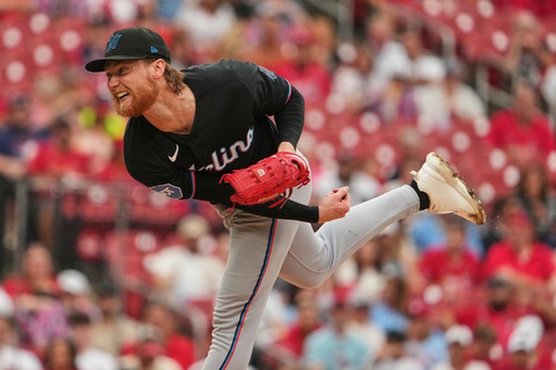 El lanzador abridor de los Marlins de Miami, Max Meyer, lanza durante la primera entrada de un partido de béisbol contra los Cardenales de San Luis, el viernes 26 de junio de 2026, en San Luis. (Foto AP/Jeff Roberson)