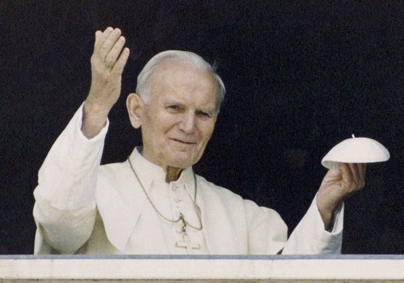 ARCHIVO - El papa Juan Pablo II aparece por primera vez después de una cirugía en la ventana del hospital Gemelli de Roma el 26 de julio de 1992. (AP Foto/Massimo Sambucetti, Archivo)