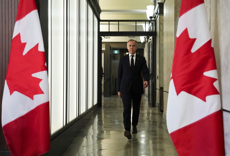 El primer ministro canadiense Mark Carney llega a una conferencia de prensa en el Parlamento, en Ottawa, Canadá, el viernes 6 de junio de 2025. (Sean Kilpatrick /The Canadian Press vía AP)