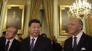 americateve | El presidente chino Xi Jinping (centro), el alcalde de la ciudad de Lyon Gerard Collomb (izquierda) y el ministro de Exteriores de Francia Laurent Fabius aparecen antes de una cena en honor del mandatario de China el martes 25 de marzo de 2014. Xi Jinping