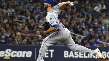 El abridor de los Mets de Nueva York Tylor Megill lanza en la primera entrada ante los Azulejos de Toronto el lunes 9 de septiembre del 2024. (Jon Blacker/The Canadian Press via AP)