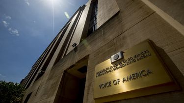 Revisan visas de personal de la Voz de América