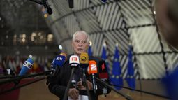El jefe de política exterior de la Unión Europea, Josep Borrell, habla con los medios de comunicación en el edificio del Consejo Europeo en Bruselas, el 11 de diciembre de 2023. (Foto AP/Virginia Mayo)