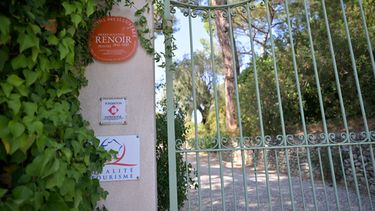 ARCHIVO - Vista de la entrada al Museo Renoir tras el robo de cuatro valiosos cuadros del pintor francés en las instalaciones, en Cagnes-sur-Mer, Francia, el 8 de septiembre de 2026. (AP Foto/Philippe Magoni, archivo)