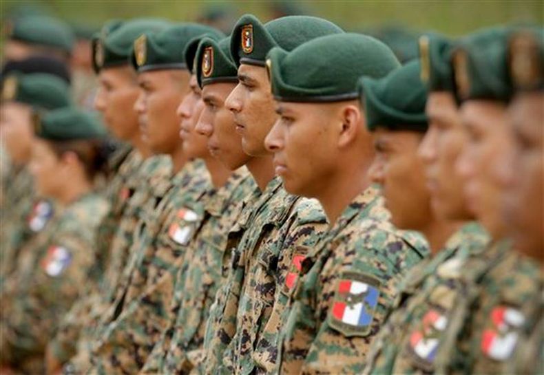 Policía de fronteras durante una  presentación a la prensa de los agentes que estarán a cargo de la  seguridad en la Cumbre de las AméricaS.