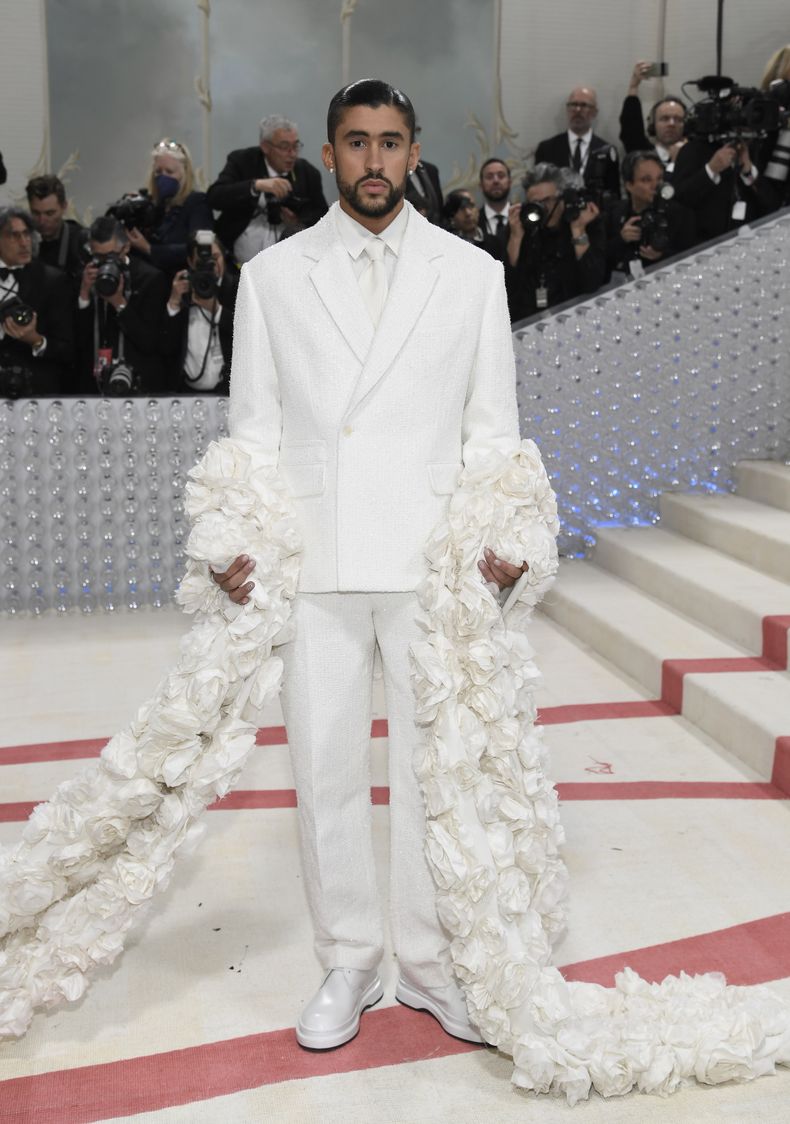 Bad Bunny llega a la gala del Instituto del Vestido del Museo Metropolitano de Arte para celebrar la inauguración de la exposición Karl Lagerfeld: A Line of Beauty el lunes 1 de mayo de 2023 en Nueva York. (Foto Evan Agostini/Invision/AP)