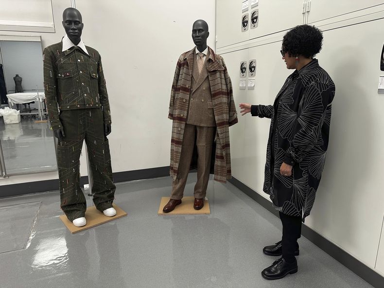 Monica L. Miller, curadora invitada de la próxima exposición del Instituto del Vestido Superfine: Tailoring Black Style, examina los diseños en la sala de exposiciones del Museo Metropolitano de Arte de Nueva York el 20 de marzo de 2025. (Foto AP/Jocelyn Noveck)