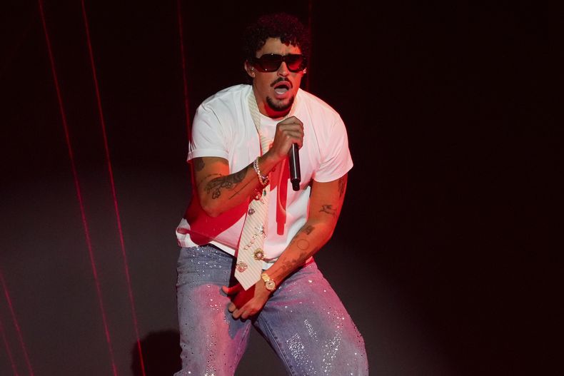 ARCHIVO - Bad Bunny se presenta durante los iHeartRadio Music Awards en Los Ángeles el 17 de marzo de 2025. (Foto AP/Chris Pizzello, archivo)