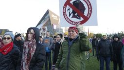 ARCHIVO - Líderes nativos americanos protestan contra el nombre y el logo del equipo Redskins fuera del U.S. Bank Stadium antes de un partido de fútbol americano de la NFL entre los Vikings de Minnesota y los Redskins de Washington en Minneapolis el 24 de octubre de 2019. (AP Photo/Bruce Kluckhohn, Archivo)