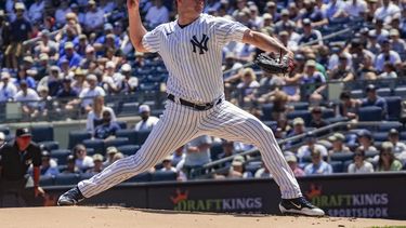Gerrit Cole de los Yanquis de Nueva York lanza en la primera entrada del encuentro ante los Reales de Kansas City el sábado 22 de julio del 2023. (AP Foto/Bebeto Matthews)