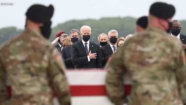 biden recibe los restos de los 13 soldados de eeuu muertos en el atentado de kabul