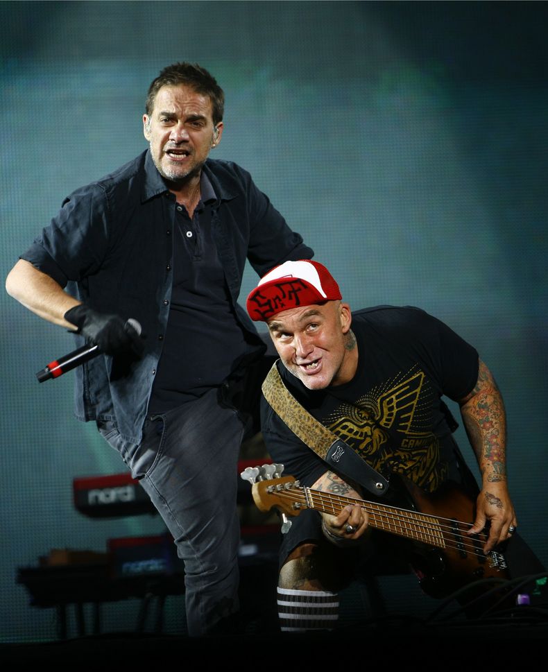 ARCHIVO - El cantante argentino Vicentico, vocalista de la banda Fabulosos Cadillacs, y el bajista Flavio Cianciarulo se presentan en el festival Vive Latino en la Ciudad de México, el 17 de marzo de 2013. (Foto AP/Marco Ugarte, archivo)