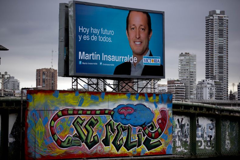 Una publicidad de campa&ntilde;a de Mart&iacute;n Insaurralde, candidato oficialista a diputado por la provincia de Buenos Aires, asoma sobre un puente en Buenos Aires, el mi&eacute;rcoles 23 de octubre de 2013. La presidenta Cristina Fern&aacute;ndez afr