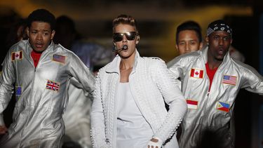 americateve | El astro canadiense Justin Bieber canta en un concierto durante su gira mundial Believe en Asunci&oacute;n, Paraguay, el mi&eacute;rcoles 6 de noviembre de 2013. Bieber tuvo que abandonar un concierto en Buenos Aires debido a una intoxicaci&oacute;n con a