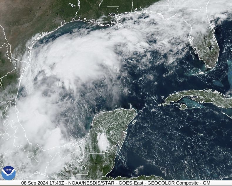 Esta imagen satelital del domingo 8 de septiembre de 2024 proporcionada por la Oficina Nacional de Administración Oceánica y Atmosférica de Estados Unidos (NOAA por sus siglas en inglés) muestra una depresión tropical en el Golfo de México. El lunes 9 de septiembre de 2024, la tormenta tropical Francine se formó frente a la costa de México y se prevé azote Texas con lluvias. (NOAA vía AP)