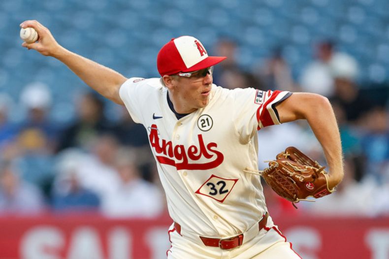 El lanzador abridor de los Angelinos de Los Ángeles, Ryan Johnson, realiza un lanzamiento durante la primera entrada de un partido de béisbol contra los Marineros de Seattle, el martes 15 de septiembre de 2026, en Anaheim, California. (Foto AP/Caroline Brehman)