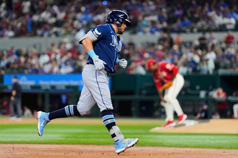 El mexicano Jonathan Aranda, de los Rays de Tampa Bay, recorre las bases luego de pegar un jonrón solitario ante los Rangers de Texas, el viernes 4 de septiembre de 2026 (AP Foto/Tony Gutiérrez)