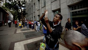 Dueños resguardan sus comercios tras saqueos en Venezuela