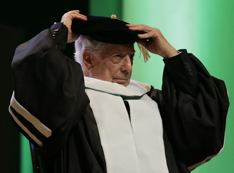 ARCHIVO - El Premio Nobel de Literatura peruano Mario Vargas Llosa se acomoda el sombrero durante la ceremonia de investidura de Doctor en Literatura Honoris Causa en la Universidad De La Salle en Manila, Filipinas, el 8 de noviembre de 2016. (Foto AP/Aaron Favila, Archivo)