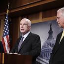 Senador republicano insinúa que tumor afectó voto de McCain