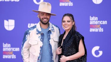 ARCHIVO - Jesse Huerta, izquierda, y Joy Huerta de Jesse & Joy llegan a los Latin American Music Awards el jueves 20 de abril de 2023 en la arena MGM Grand Garden en Las Vegas. (Foto AP/John Locher, archivo)