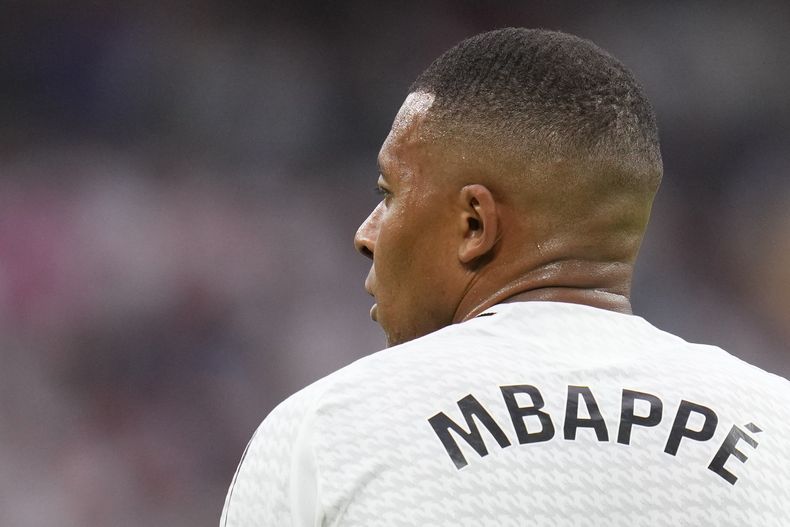 ARCHIVO - El francés Kylian Mbappé disputa un partido de La Liga entre el Real Madrid y el Valladolid, el domingo 25 de agosto de 2024 (AP Foto/Manu Fernandez, archivo)