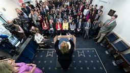 Patty Morin (centro), la madre de Rachel Morin, habla durante una conferencia de prensa con la secretaria de prensa de la Casa Blanca, Karoline Leavitt, en la sala James Brady, en la Casa Blanca, Washington, el 16 de abril de 2025. (AP Foto/Alex Brandon)