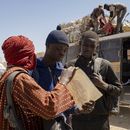 En esta fotografía del 29 de marzo de 2022 proporcionada por 01 Distribuzione, los actores senegaleses Moustapha Fall, centro, y Seydou Sarr, derecha, en el set de la película del director italiano Matteo Garrone Io Capitano (Yo capitán) en el mercado de Rissani, en Marruecos. La película nominada en la 96a entrega de los Premios de la Academia en la categoría de largometraje internacional está inspirada en la travesía de Mamadou Kouassi, un migrante que hizo el viaje desde su natal Costa de Marfil a Italia. (Greta De Lazzaris/01 Distribuzione vía AP, HO)