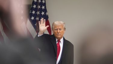El presidente Donald Trump tras anunciar nuevos aranceles en la Casa Blanca en Washington, el 2 de abril del 2025. (AP foto/Mark Schiefelbein)