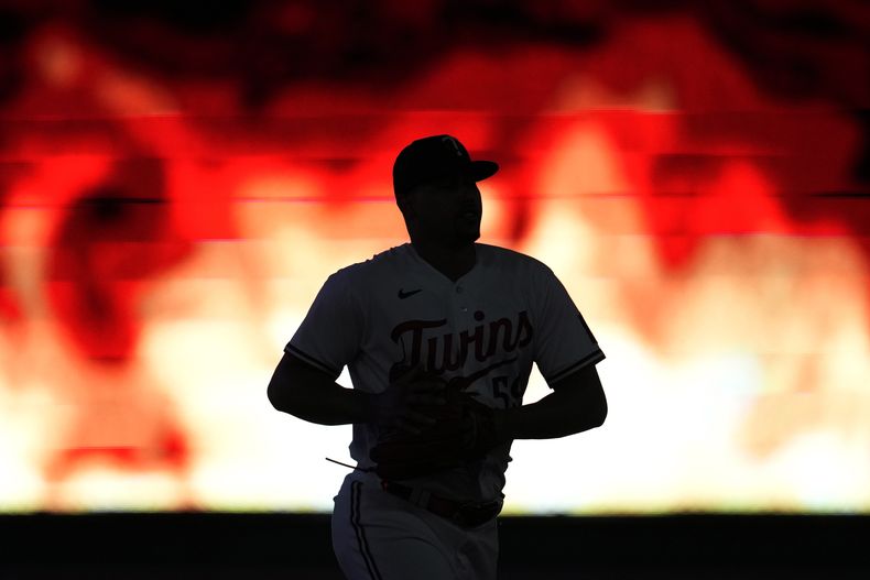 El dominicano Jhoan Durán, de los Mellizos de Minnesota, entra al terreno para lanzar ante los Atléticos de Oakland, el miércoles 27 de septiembre de 2023 (AP Foto/Abbie Parr)