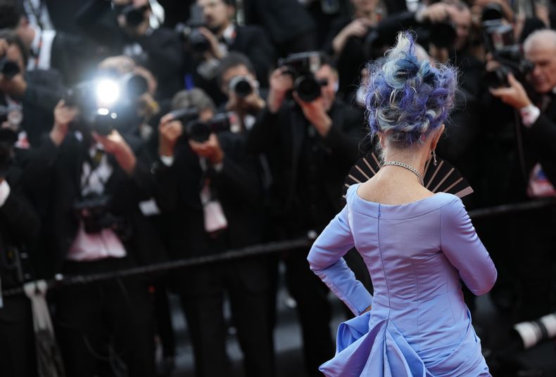 Helen Mirren posa a su llegada a la ceremonia de apertura y al estreno de la película Jeanne du Barry en la 76a edición del festival internacional de cine de Cannes, en el sur de Francia, el martes 16 de mayo de 2023. (Foto Scott Garfitt/Invision/AP)