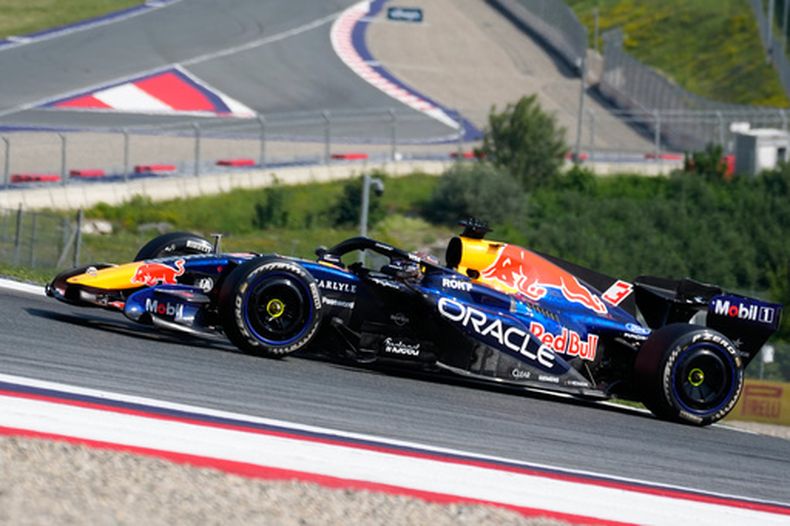 El neerlandés Max Verstappen de Red Bull maniobra su auto en el Gran Premio de Austria el domingo 28 de junio del 2026. (AP Foto/Darko Bandic)